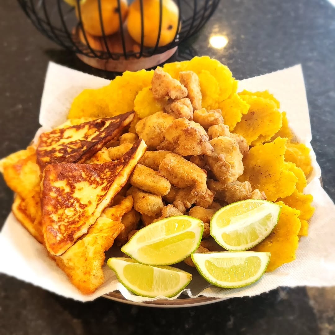Chicharrón de pollo with tostones & lime